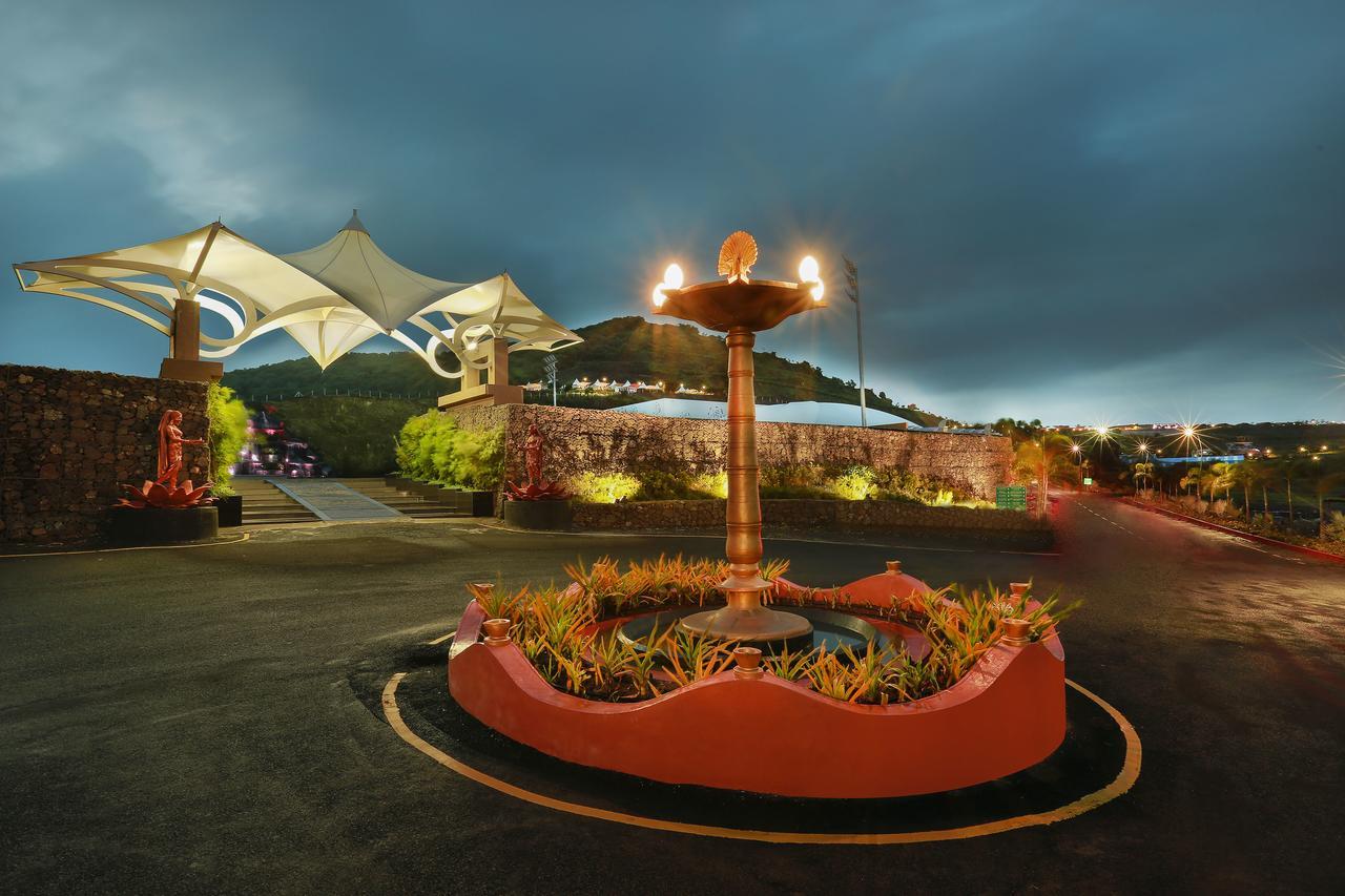 Sunnys World Hotel Pune Esterno foto