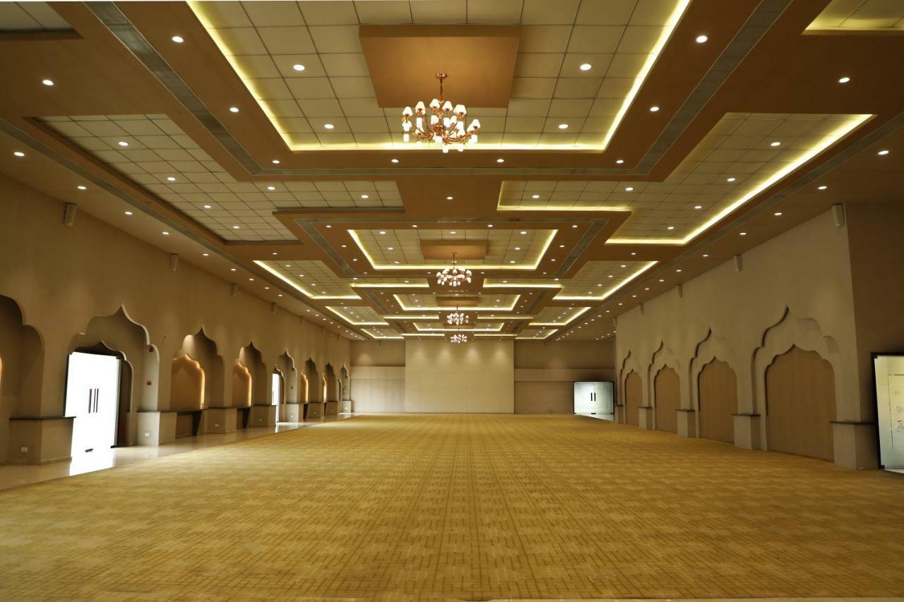 Sunnys World Hotel Pune Esterno foto