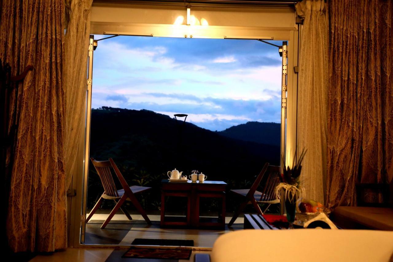 Sunnys World Hotel Pune Esterno foto