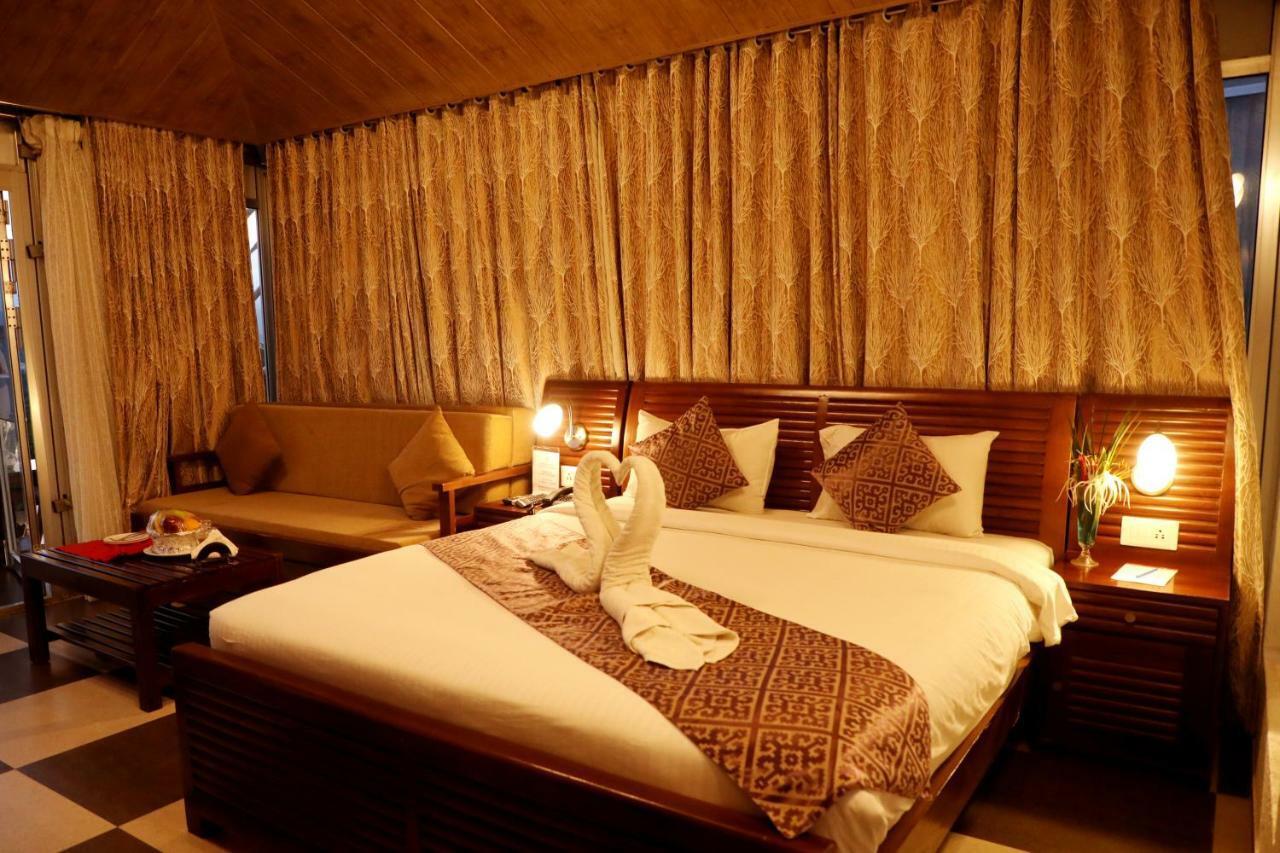 Sunnys World Hotel Pune Esterno foto