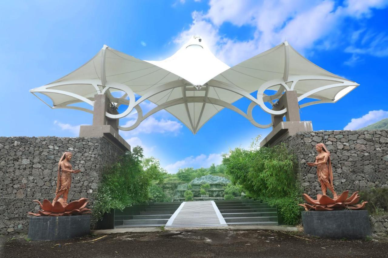 Sunnys World Hotel Pune Esterno foto