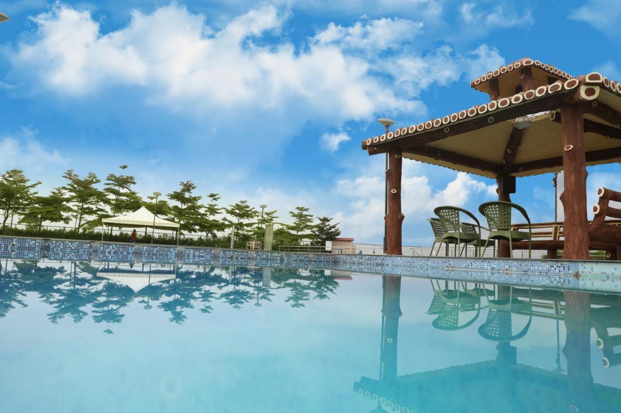 Sunnys World Hotel Pune Esterno foto