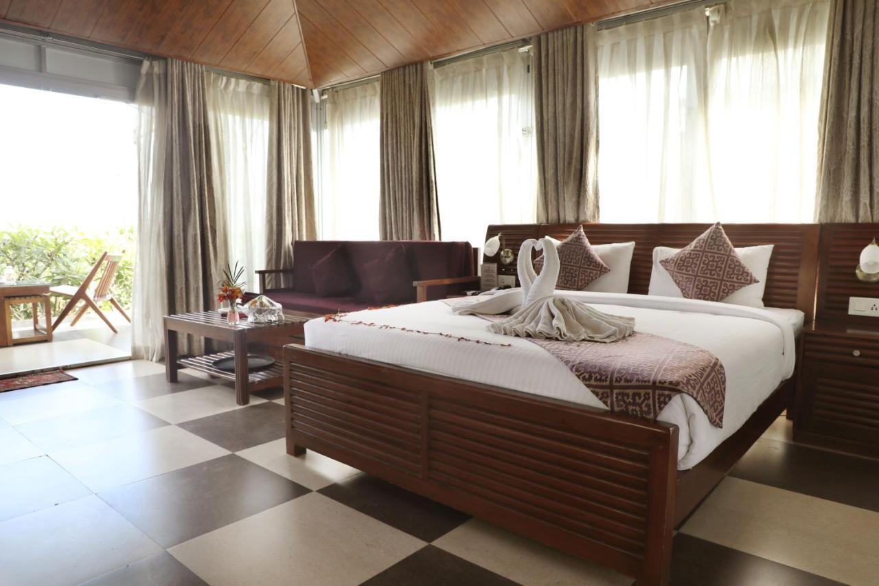 Sunnys World Hotel Pune Esterno foto